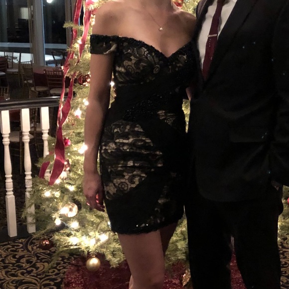 Lace Beaded Off-the-Shoulder Mac Duggal Dress, size 4 - Picture 13 of 13